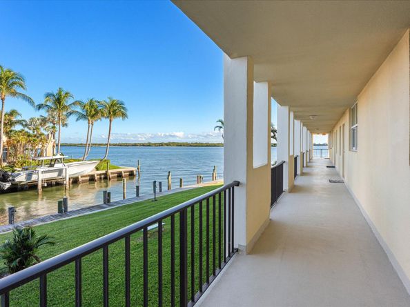 105 Paradise Harbour Boulevard 206, North Palm Beach FL 33408