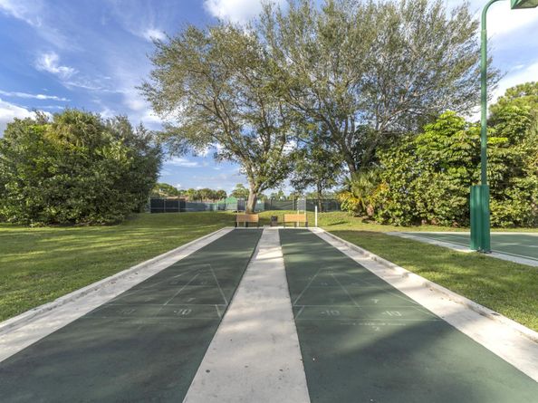 2705 Pointe Circle, Greenacres FL 33413