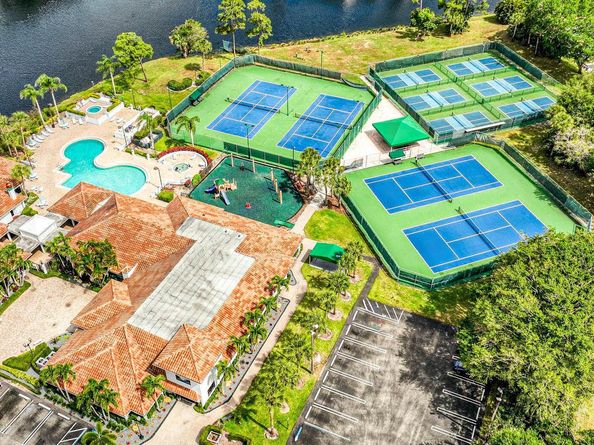 2705 Pointe Circle, Greenacres FL 33413