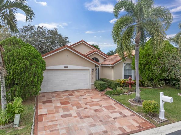 2705 Pointe Circle, Greenacres FL 33413