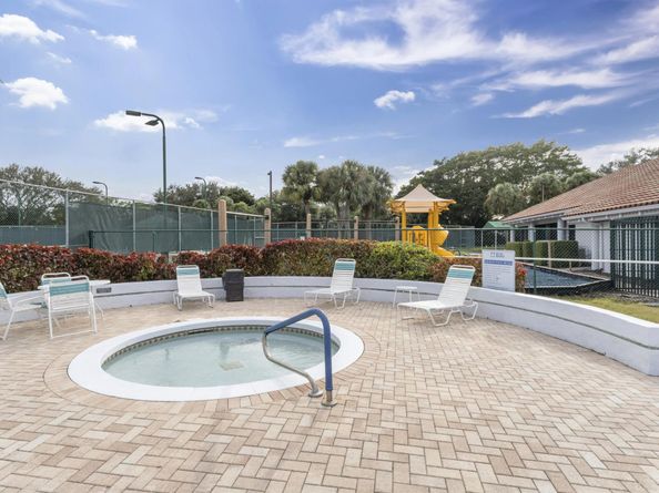 2705 Pointe Circle, Greenacres FL 33413