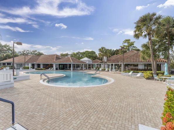 2705 Pointe Circle, Greenacres FL 33413