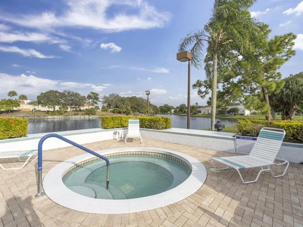 2705 Pointe Circle, Greenacres FL 33413