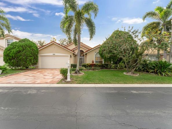 2705 Pointe Circle, Greenacres FL 33413