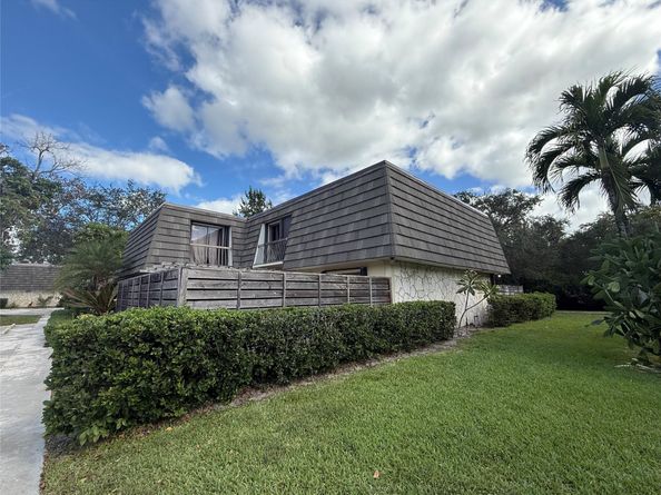 909 9th Ter, Palm Beach Gardens FL 33418