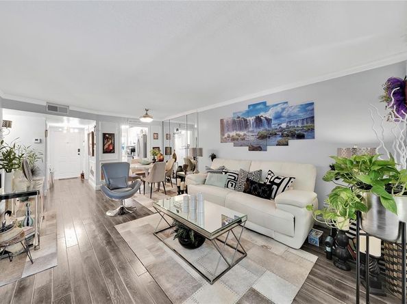 9281 Sunrise Lakes Blvd 212, Sunrise FL 33322