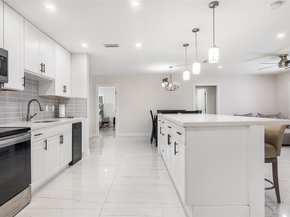 10215 NW 80th Dr, Tamarac FL 33321