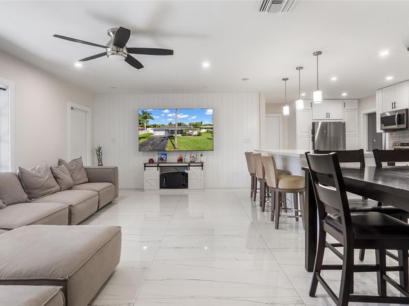 10215 NW 80th Dr, Tamarac FL 33321