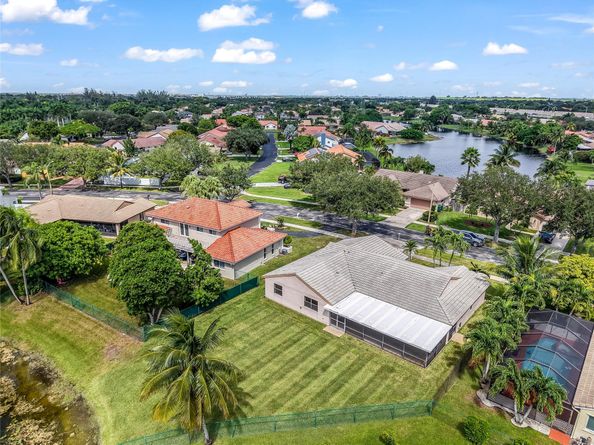 15600 Huntridge Rd, Davie FL 33331