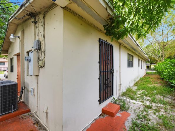 1090 NW 123rd St, North Miami FL 33168