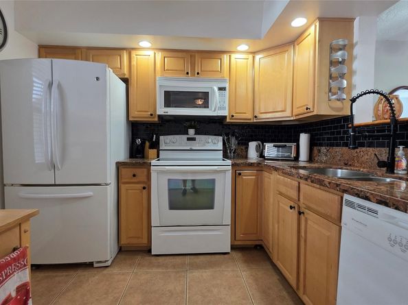 2801 Somerset Dr 211, Lauderdale Lakes FL 33311