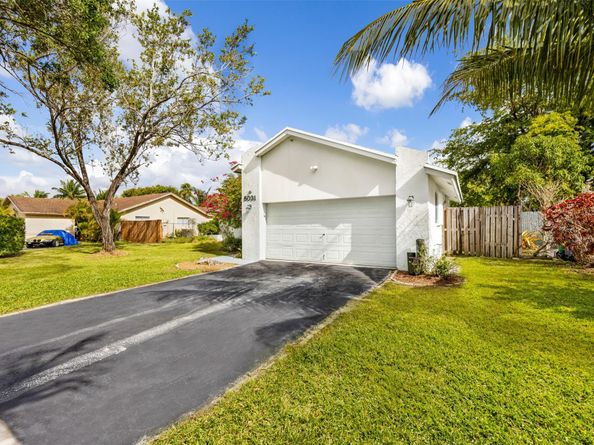 8031 NW 47th Ct, Lauderhill FL 33351