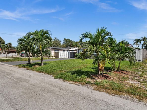 6661 Meade St, Hollywood FL 33024
