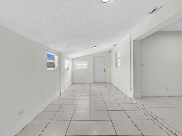 6661 Meade St, Hollywood FL 33024