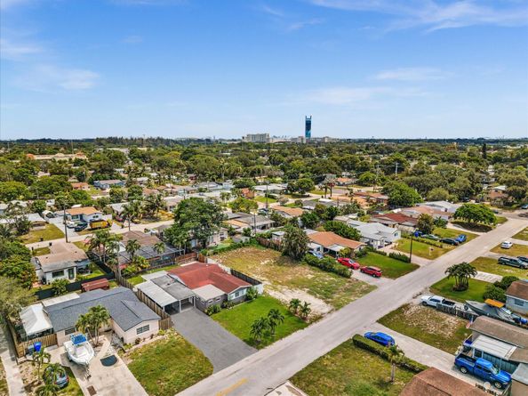 6661 Meade St, Hollywood FL 33024