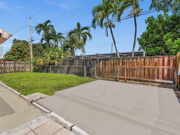 6661 Meade St, Hollywood FL 33024