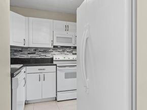 751 Pine Dr 204, Pompano Beach FL 33060