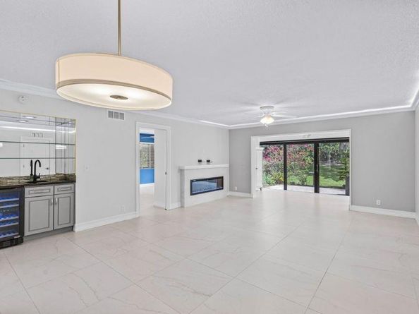 5270 Fountains Dr 102, Lake Worth FL 33467