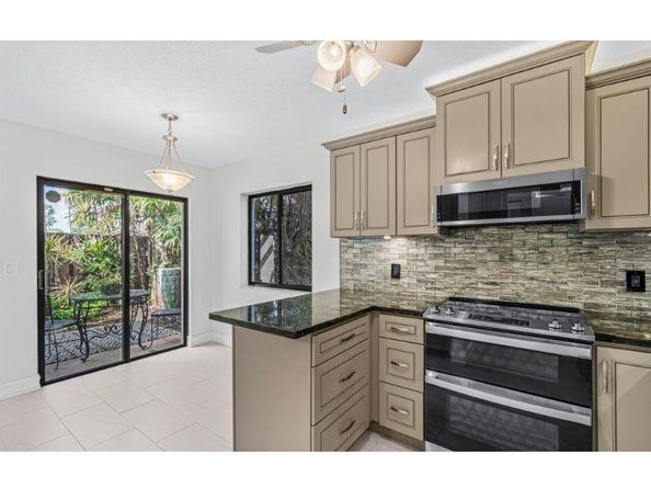 5270 Fountains Dr 102, Lake Worth FL 33467