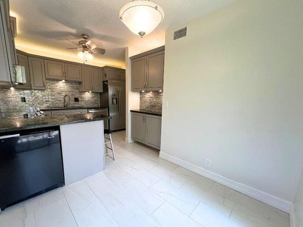 5270 Fountains Dr 102, Lake Worth FL 33467