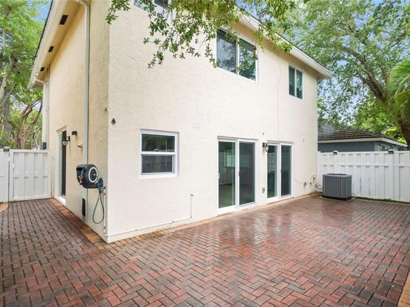 9837 NW 2nd Ct, Plantation FL 33324
