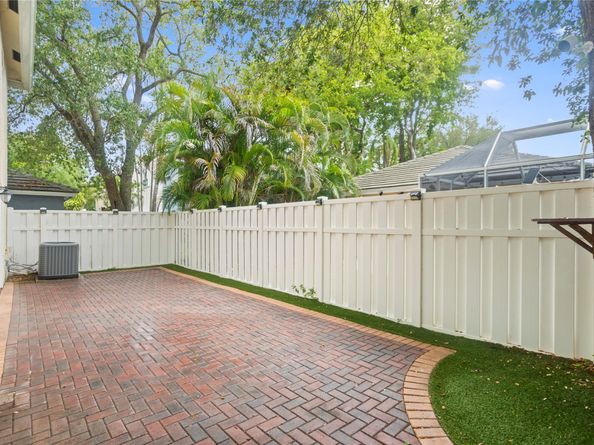9837 NW 2nd Ct, Plantation FL 33324