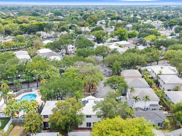 9837 NW 2nd Ct, Plantation FL 33324