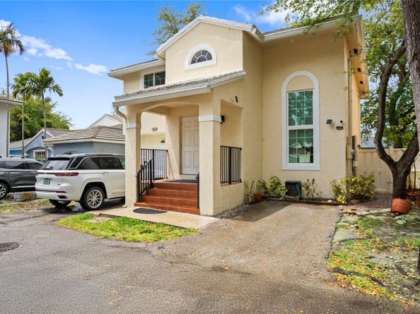 9837 NW 2nd Ct, Plantation FL 33324