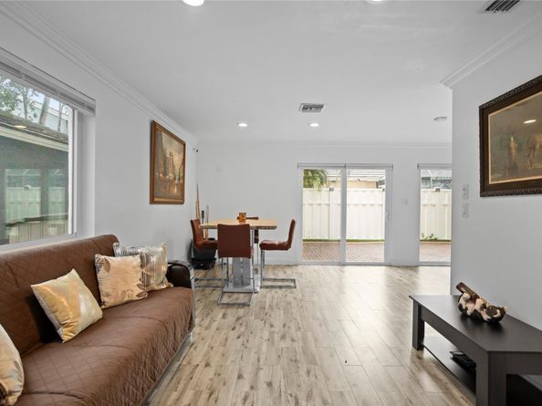 9837 NW 2nd Ct, Plantation FL 33324