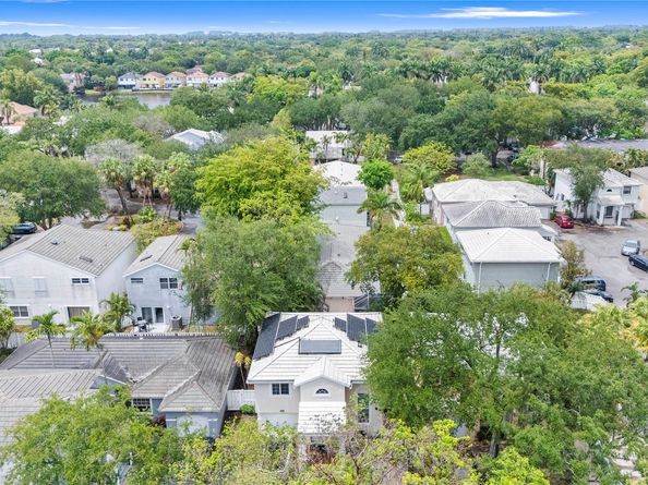 9837 NW 2nd Ct, Plantation FL 33324