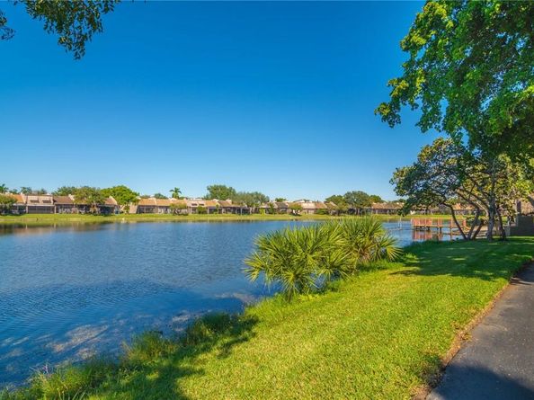 1100 Colony Point Cir 105, Pembroke Pines FL 33026