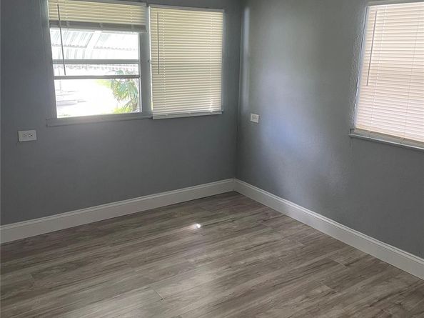 8700 SW 21st St, Davie FL 33324