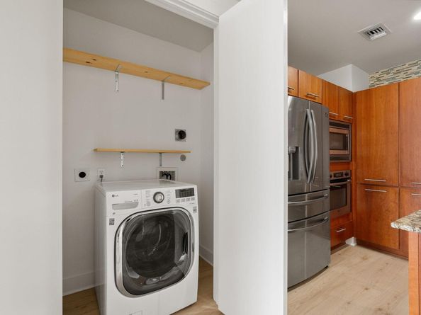 210 Lee Barton DR 517, Austin TX 78704