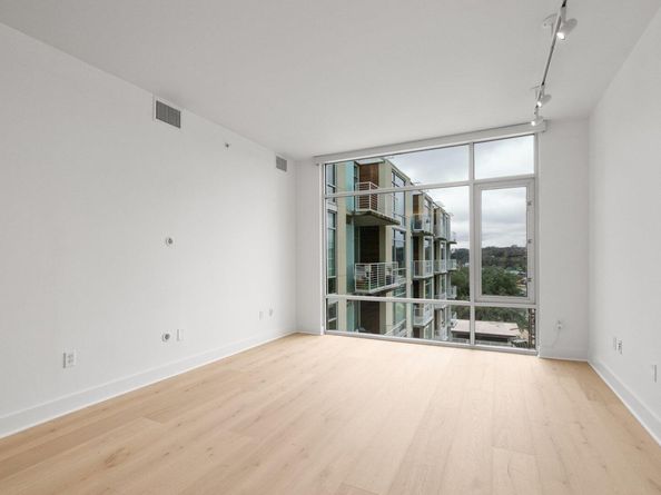 210 Lee Barton DR 517, Austin TX 78704