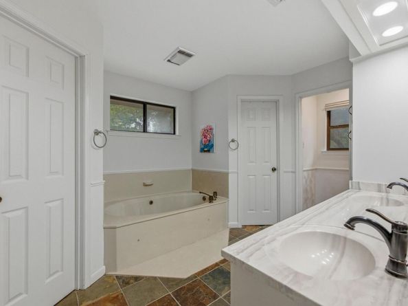 137 Long Wood Ave, Lakeway TX 78734