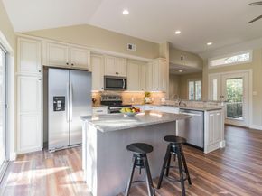 25201 & 25203 Lakeview DR, Spicewood TX 78669