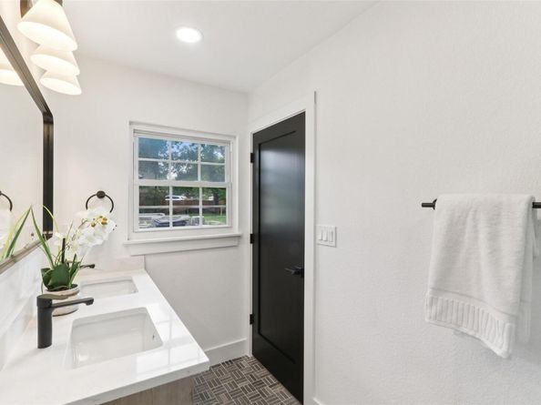 2322 Westoak DR, Austin TX 78704
