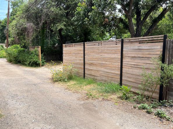 2511 E Cesar Chavez ST, Austin TX 78702
