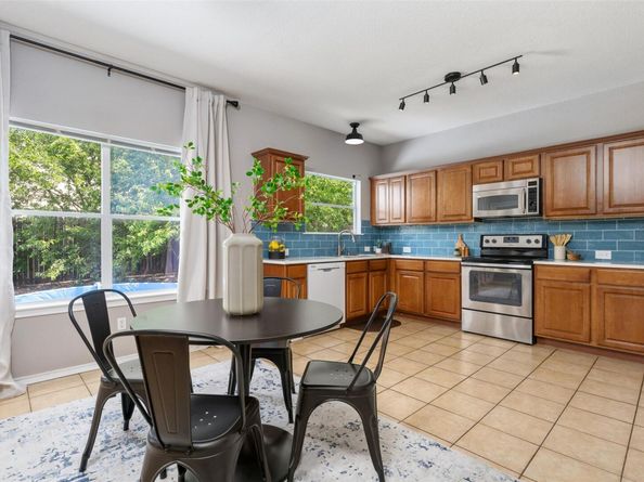 8701 Meridian Oak LN, Austin TX 78744