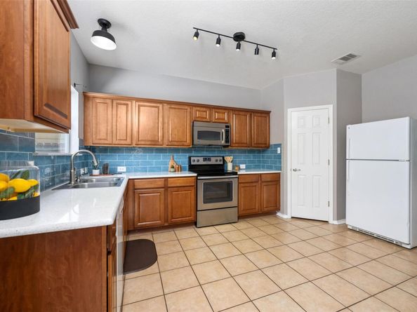 8701 Meridian Oak LN, Austin TX 78744
