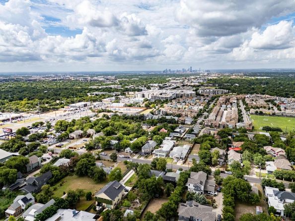 913 Taulbee LN, Austin TX 78757