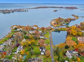 15 Field Road, Riverside CT 06878