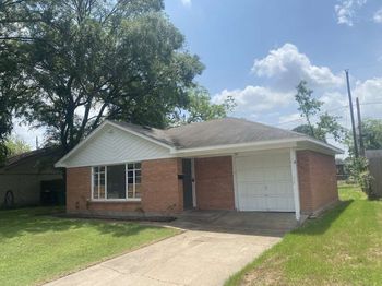 121 W Riverwood Drive