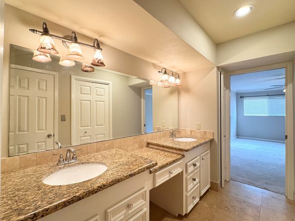 2323 Augusta Drive 36, Houston TX 77057
