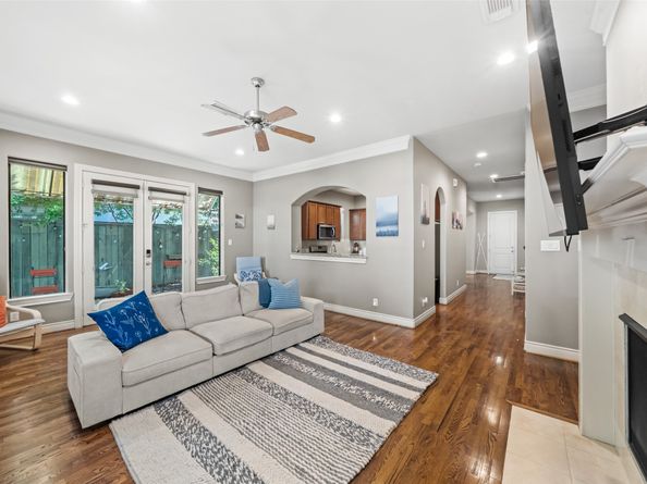 1129 Sherwood Run, Houston TX 77043