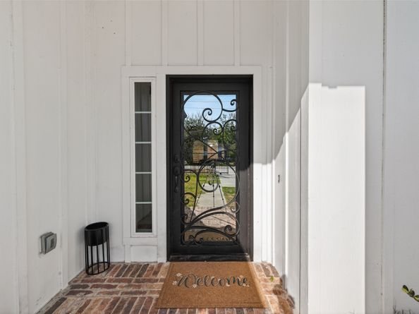 5121 Firnat Street, Houston TX 77016