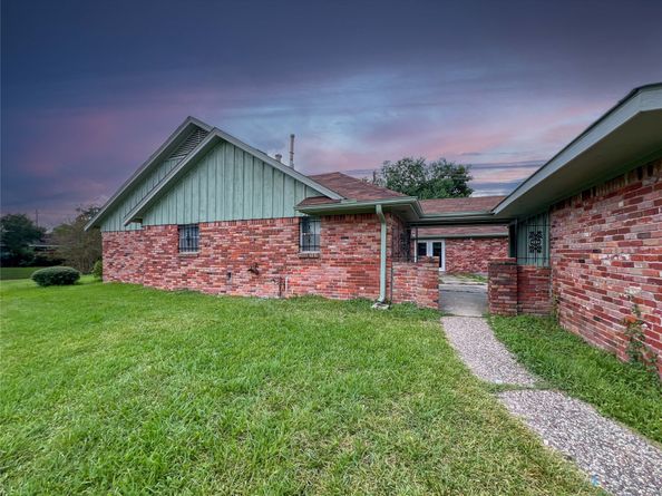 7851 Pecan Villas Drive, Houston TX 77061