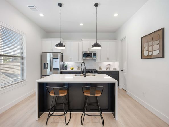 2530 Live Oak Street, Houston TX 77004