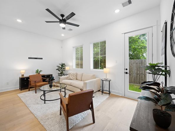 320 Neyland Street, Houston TX 77022