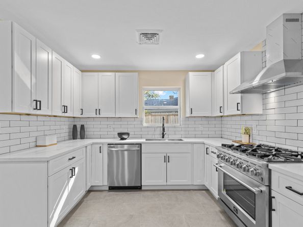 5530 Redstart Street, Houston TX 77096